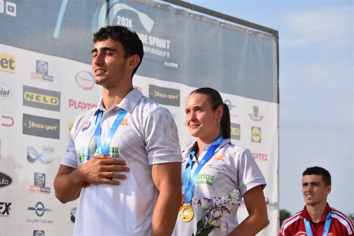 Spanish canoe athletes with gold medals on a World Championship podium